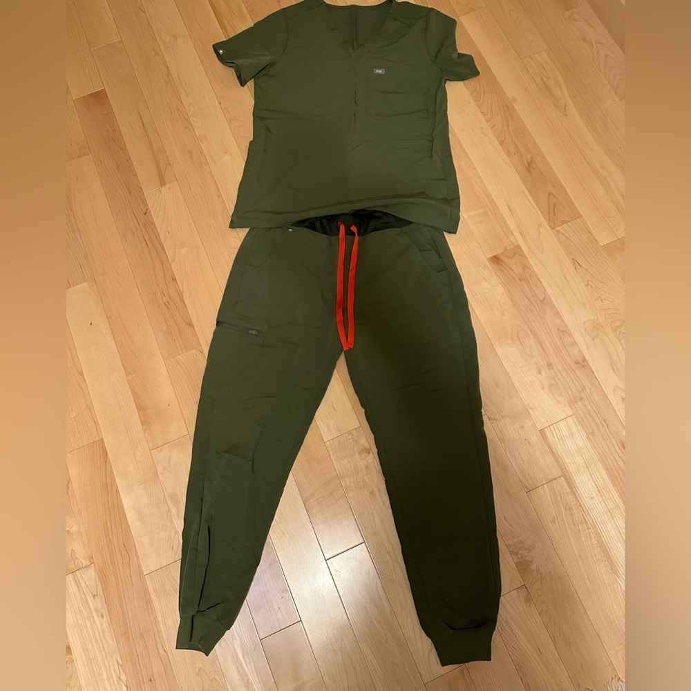 I CAN ONLY SHIP ON TUESDAYS!!! 
COPY - Figs Scrub Set Size M